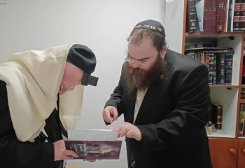 קרית גת: הרב משה הבלין התרשם מהספר "ר' זלמן דער ליובאוויטשער"